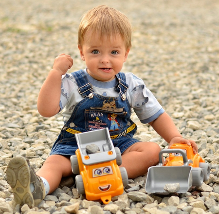 ZESTAW POJAZDÓW BUDOWALNYCH WYWROTAKA + KOPARKA 0977